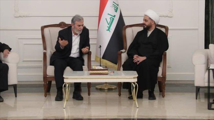 El líder del movimiento Asaib Ahl al-Haq, Qais al-Jazali, (dcha.) reunido con el jefe del movimiento de la Yihad Islámica Palestina, Ziyad al-Najalah.
