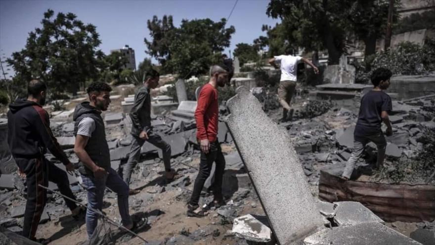 Un cementerio palestino destruido en un ataque aéreo israelí en la Franja de Gaza.