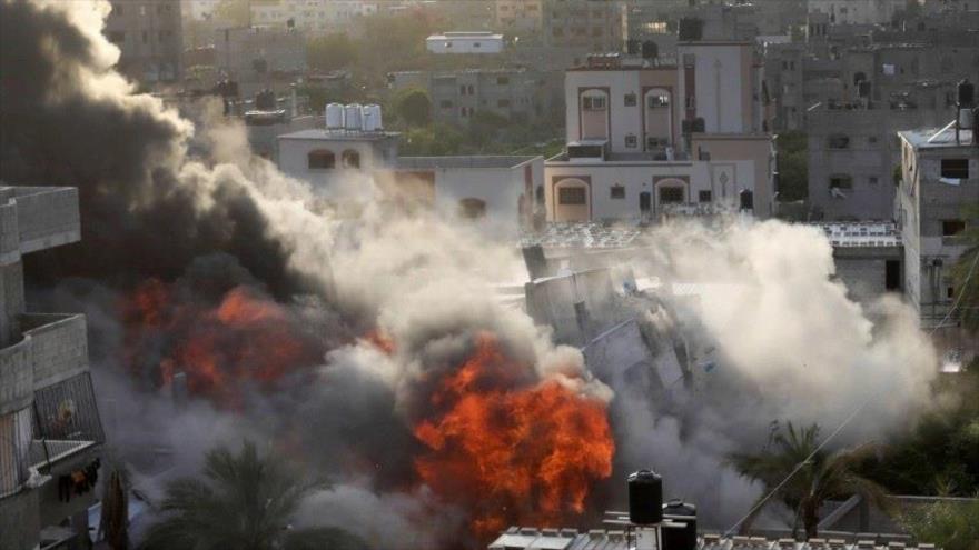 El humo y el fuego se elevan de una explosión causada por un ataque aéreo israelí contra un edificio en Gaza, 13 de mayo de 2023. (Foto: AP)