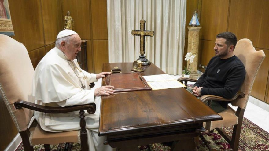 El papa Francisco (izda) y el presidente ucraniano en un encuentro en el Vaticano, 14 de mayo de 2023.