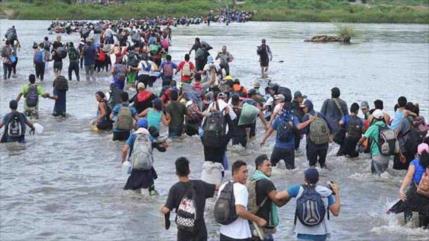 Impactante vídeo: Migrantes se lanzan al río tras fin de Título 42