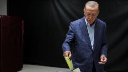 Sigue escrutinio de votos en Turquía; Erdogan encabeza resultados