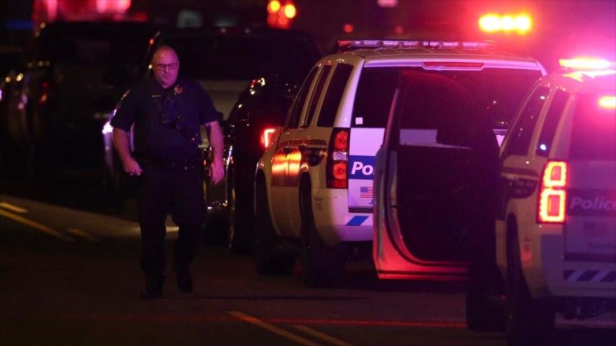 Un oficial de policía de Phoenix llega a la escena de un tiroteo en esta ciudad, en Arizona (EE.UU.), 29 de marzo de 2020. (Foto: AP)