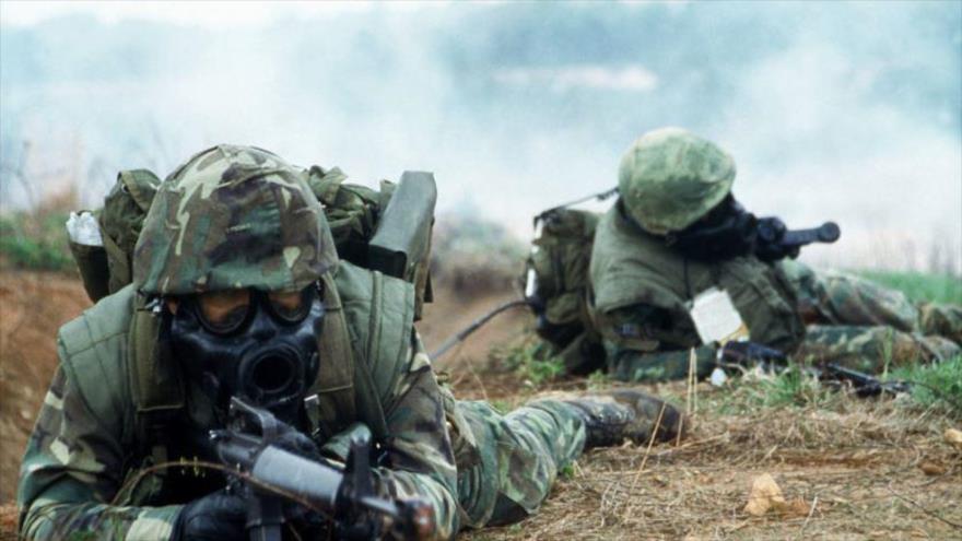 Marines de EE.UU. durante un entrenamiento de guerra química en Quantico, Virginia, EE.UU. 
