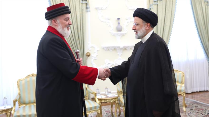 El presidente iraní, Ebrahim Raisi (dcha.), y Mar Awa Royel, el 122º Patriarca de la Iglesia Asiria de Oriente, Teherán, 15 de mayo de 2023. (Foto: President.ir)