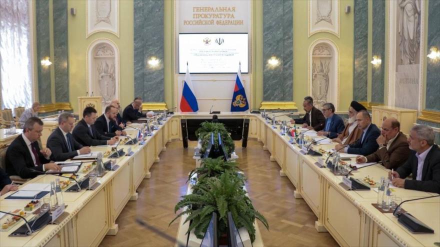 La delegación judicial de Irán (dcha.) se reúne con la de Rusia en Moscú, 16 de mayo de 2023.
