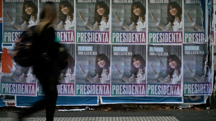 Se ve pancartas en la que se invitan a simpatizantes de la vicepresidenta argentina Cristina Fernández a una manifestación, 15 mayo de 203. (Foto: AFP)