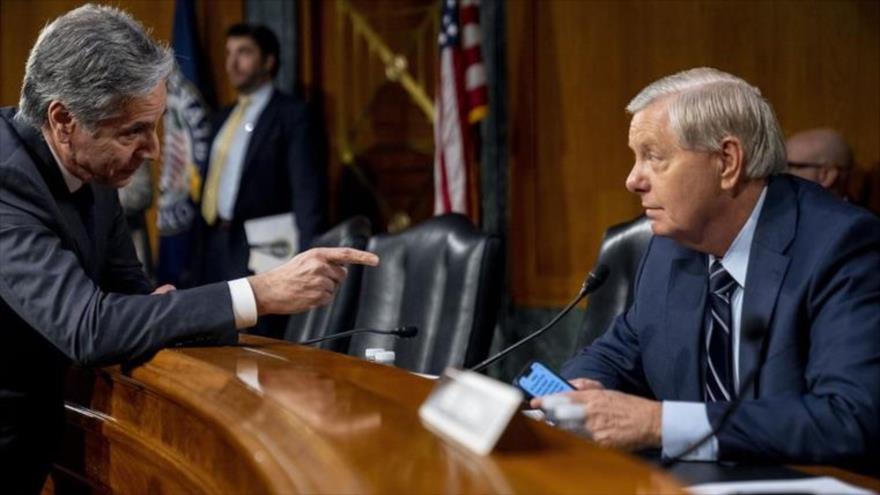 Secretario de Estado de EEUU., Antony Blinken (izda.) habla con el senador Lindsey Graham en una audiencia del Senado, 16 de mayo de 2023. (Foto: AP) 
