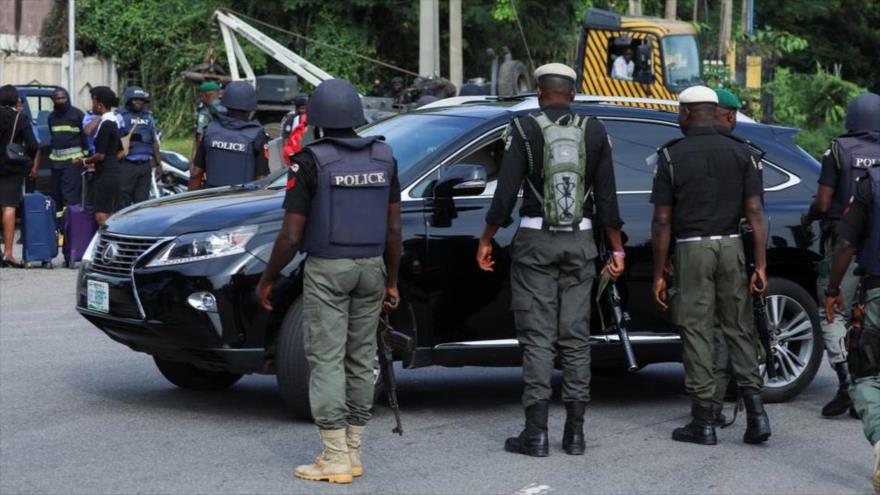 Agentes de policía realizando controles de vehículos en Abuja, 21 de octubre de 2021. (Foto: Reuters)
