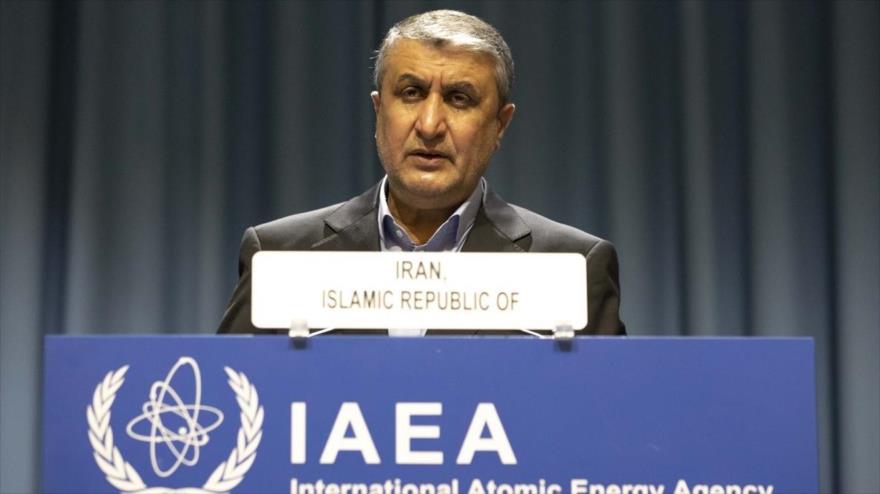 El jefe de la Organización de Energía Atómica de Irán (OEAI), Mohamad Eslami, habla en una reunión laboral.