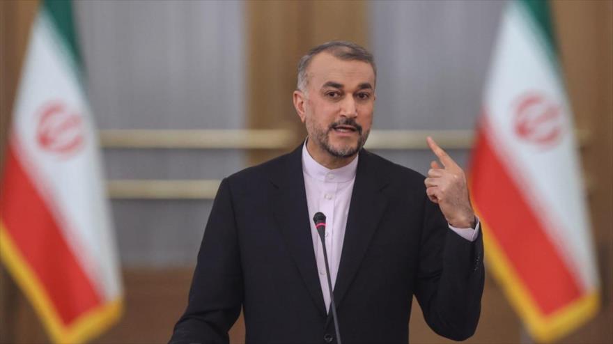 El canciller iraní, Hosein Amir Abdolahian, en una conferencia de prensa en Teherán, capital de Irán.