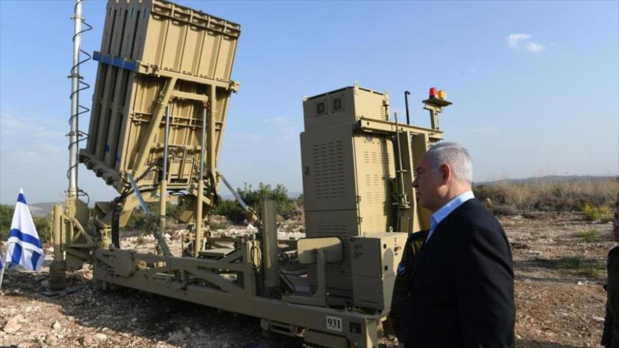 El primer ministro israelí, Benjamín Netanyahu, junto a un sistema antimisiles Cúpula de Hierro.
