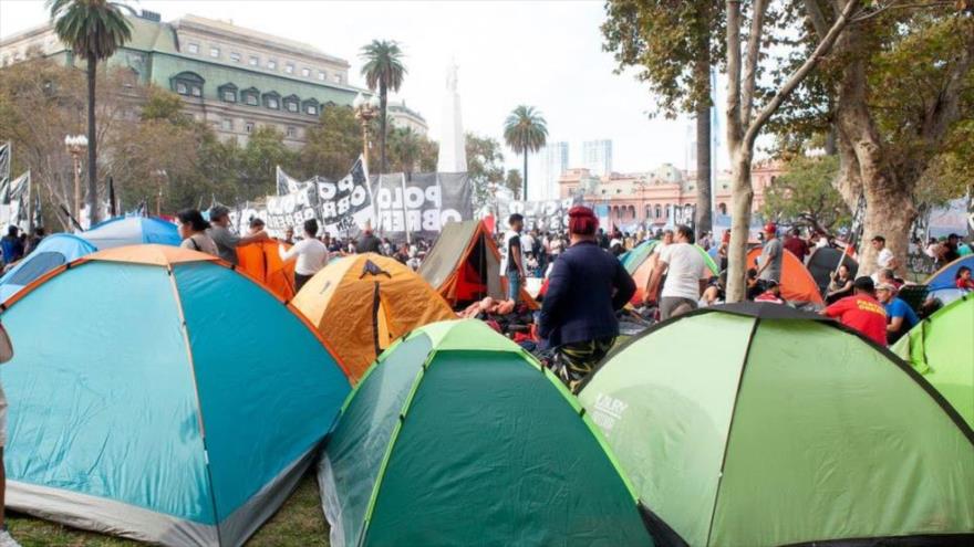 Los manifestantes argentinos acampan en la Plaza de Mayo frente a la Casa Rosada, Buenos Aires, capital argentina, 17 de mayo de 2023.