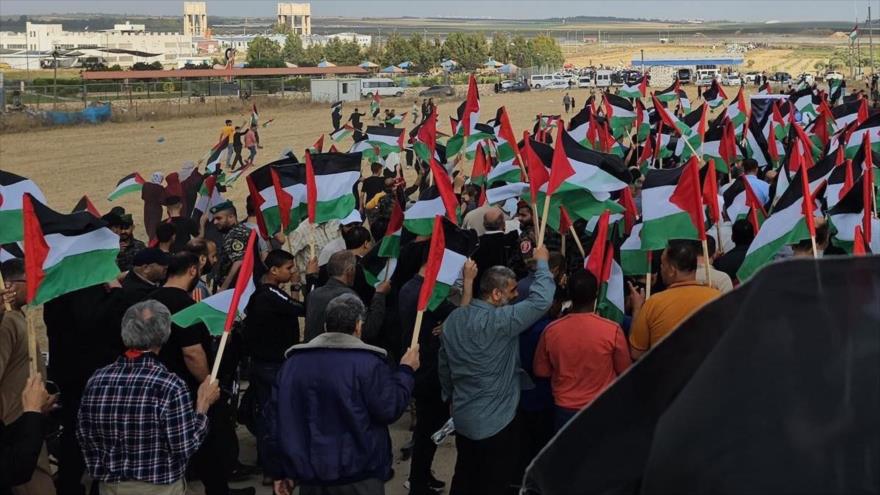 Miles de los palestinos participan en el acto de izar la bandera palestina en la frontera de Gaza, 18 de mayo de 2023.