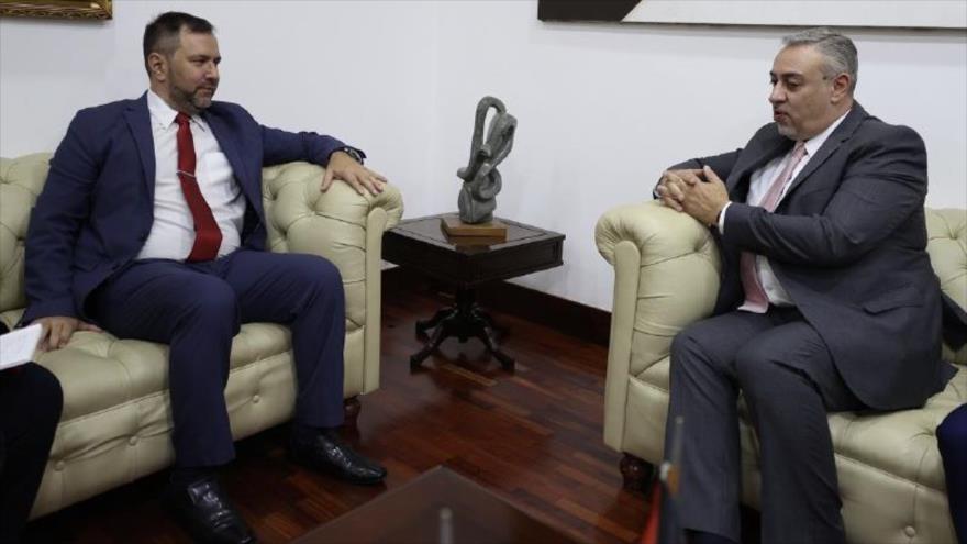 El canciller venezolano, Yván Gil (izq.), y el viceministro de Cooperación Internacional de Palestina, Imad Zuhairi, en Caracas, 18 de mayo de 2023.