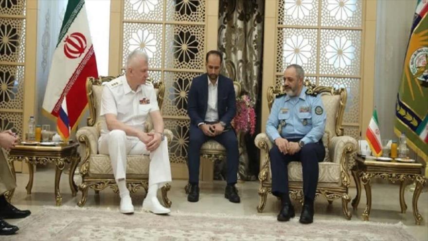 El jefe adjunto de Estado Mayor de las FF.AA. de Irán, el general Aziz Nasirzade (dcha.), y el comandante de la Armada rusa Nikolai Yumenov.