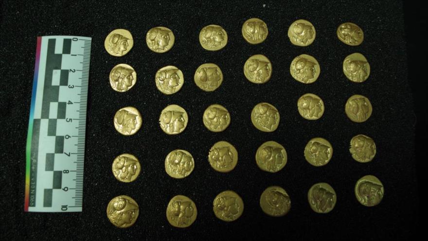 Arqueólogos rusos descubrieron en las ruinas de la ciudad de Mirmeki, en Crimea, 30 monedas de oro de la época de Alejandro Magno.