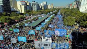 Argentinos marchan contra tijeretazo del FMI, mala herencia de Macri