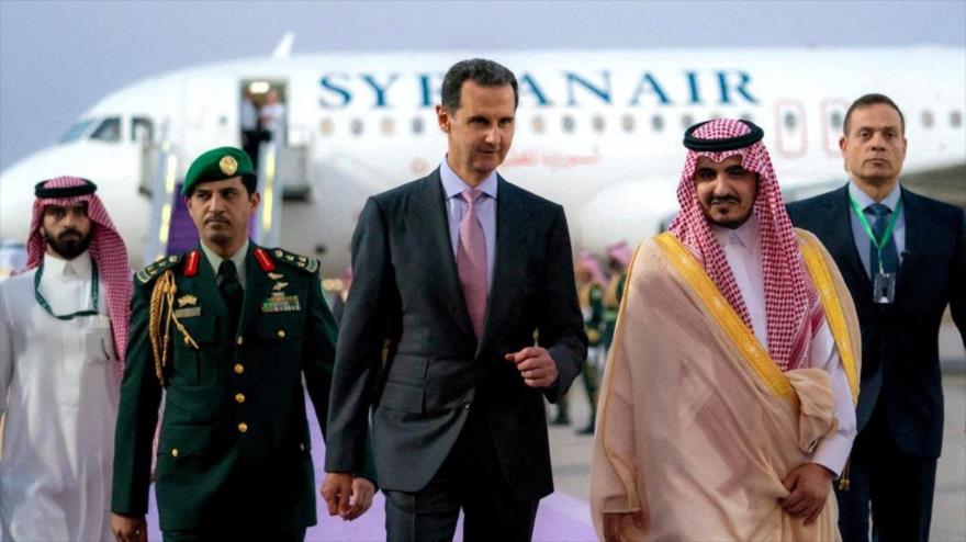 El presidente de Siria, Bashar al-Asad (centro), llega a la ciudad saudí de Yeda para asistir a la cumbre de la Liga Árabe, 18 de mayo de 2023. (Foto: Reuters)