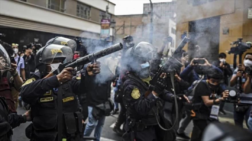 Policía peruana intenta dispersar a manifestantes durante una protestan antigubernamental en Lima, 15 de diciembre de 2022.