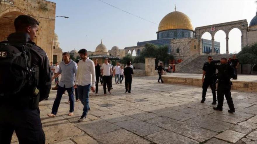 Policía israelí hace guardia mientras los colonos recorren la Mezquita Al-Aqsa en Al-Quds, 18 de mayo de 2023. (Foto: Reuters)