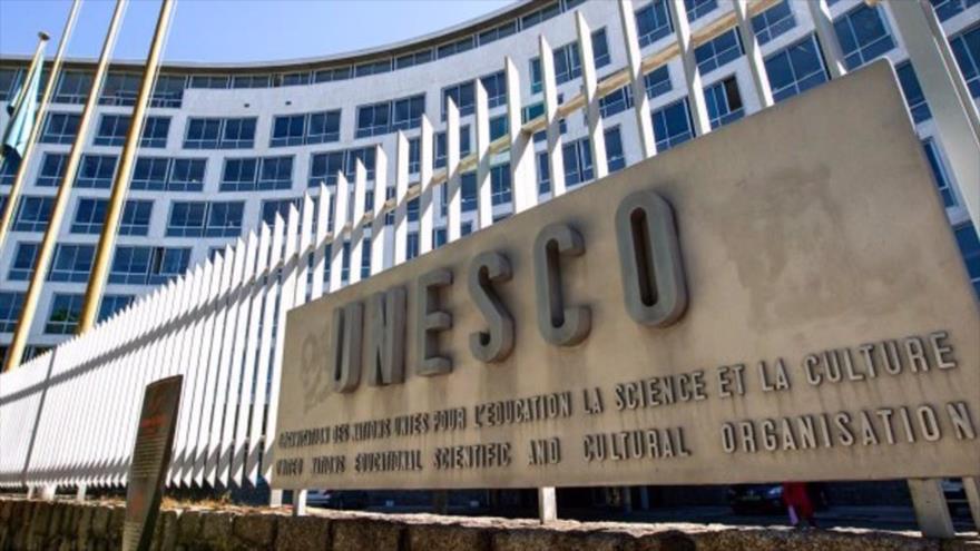 Se ve la sede de la UNESCO en París, Francia.