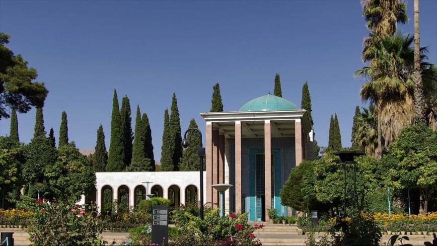 El mausoleo del ilustre poeta iraní del siglo VII, Shaij Moslehedin Saadi Shirazi.