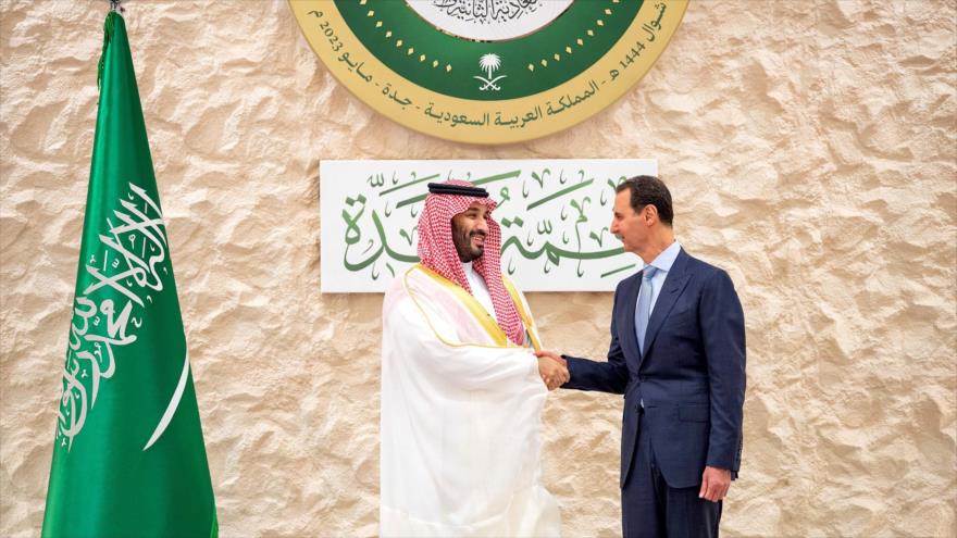 El príncipe heredero saudí, Muhamad bin Salman (dcha.), y el presidente sirio, Bashar al-Asad, en la cumbre de Liga Árabe en Yida, 19 de mayo de 2023.