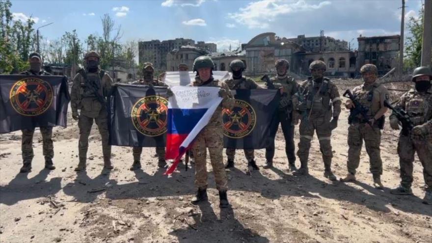 Jefe del Grupo Wagner, Yevgueni Prigozhin, acompañado de varios combatientes de este grupo paramilitar ruso, Bajmut, Ucrania, 20 de mayo de 2023.