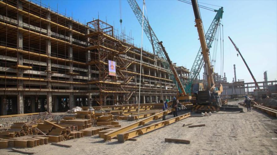 Los trabajos de construcción continúan en el sitio del proyecto de la refinería Mehr del Golfo Pérsico cerca de la ciudad sureña de Bandar Abás, Irán.