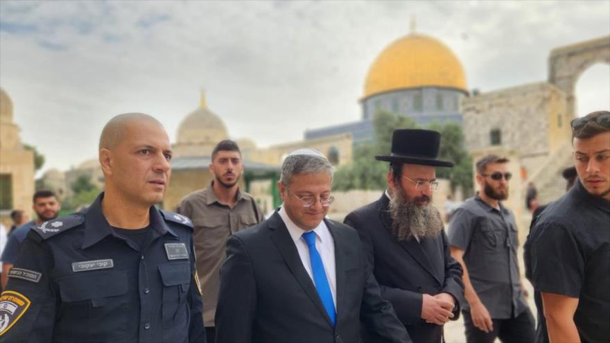 Ben Gvir, extremista ministro de seguridad israelí, (c) visita la Explanada de Mezquitas en Al-Quds (Jerusalén), 21 de mayo de 2023.