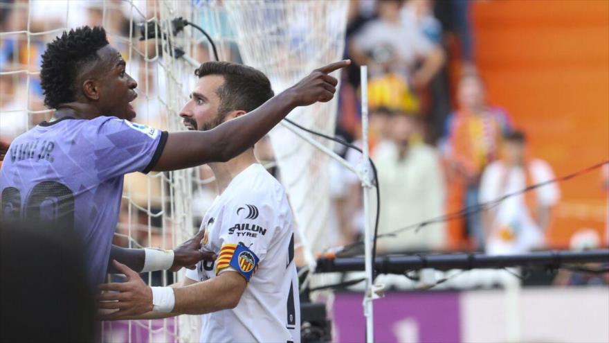 Vinicius Junior (izda.) del Real Madrid reacciona durante el partido contra el Valencia en la Liga española, el domingo 21 de mayo de 2023, en Valencia. (Foto: Associated Press)
