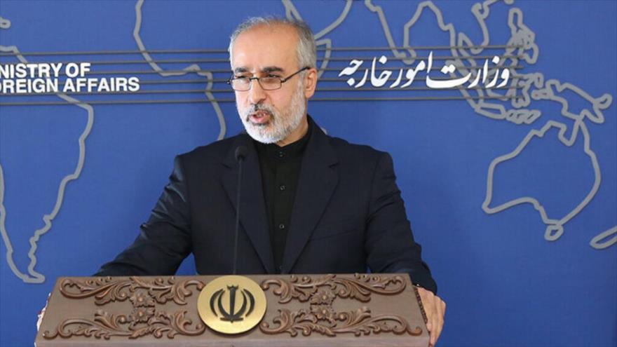 El portavoz de la Cancillería iraní, Naser Kanani, habla con la prensa, Teherán.