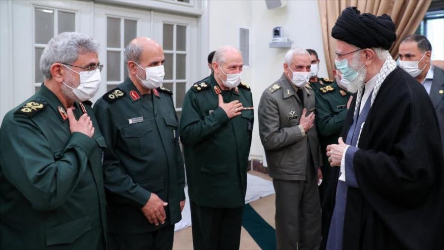 Ali Akbar Ahmadian (2.º desde izda.), en una visita con el Líder de la Revolución Islámica, el ayatolá Seyed Ali Jamenei.