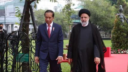 El presidente de Irán llega a Indonesia para impulsar lazos