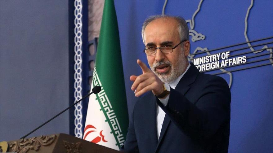 El portavoz de la Cancillería iraní, Naser Kanani, habla durante una rueda de prensa. (Foto: IRNA)