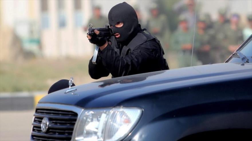Un agente de la Policía iraní participa en un entrenamiento militar.