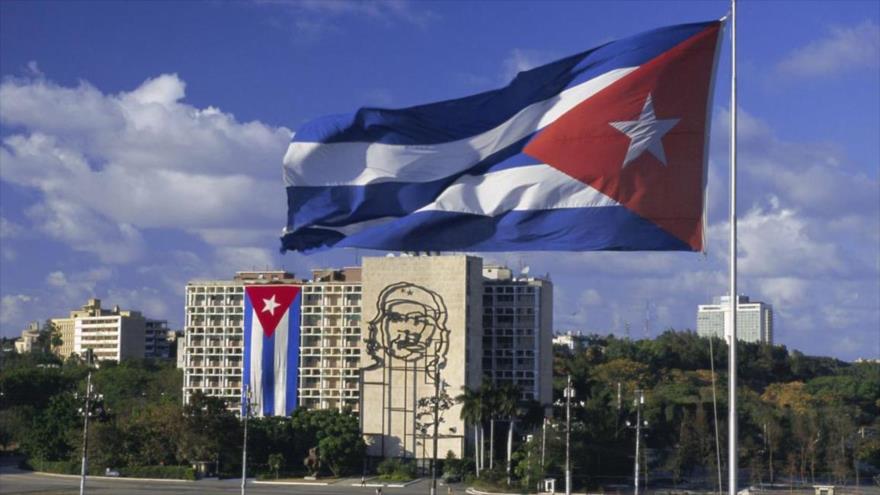Una bandera de Cuba ondeando en la capital, La Habana.