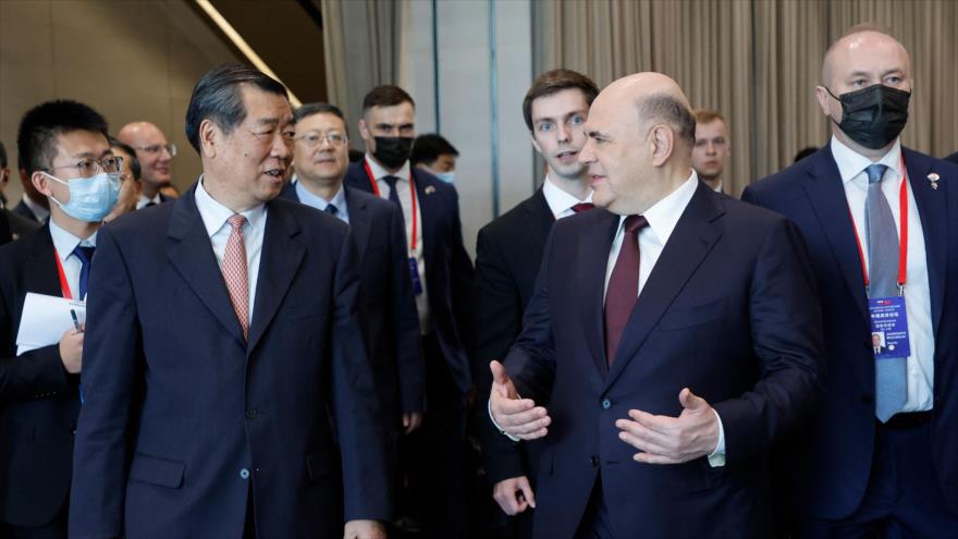 Primer ministro de Rusia, Mijaíl Mishustin, conversa con el vice primer ministro chino, He Lifeng, en Shanghái, el 23 de mayo de 2023. (Foto: Getty Images)