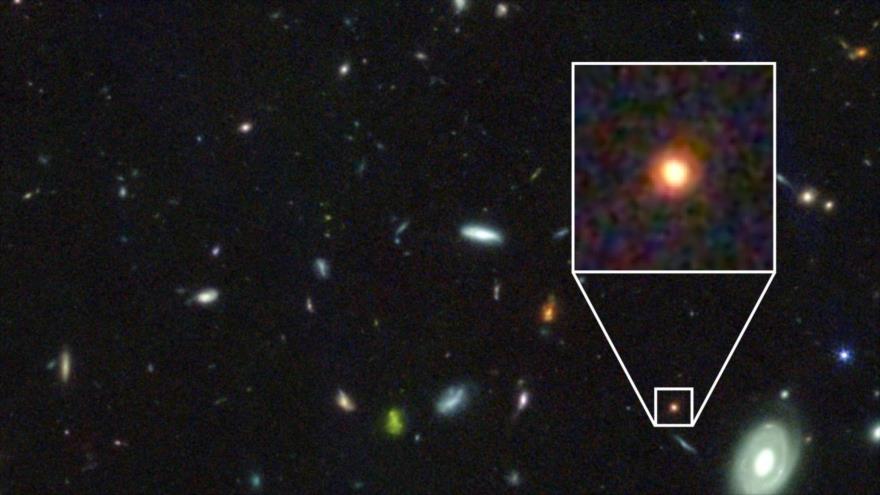 GS-9209 observado por el Telescopio Espacial James Webb junto a otras galaxias. 