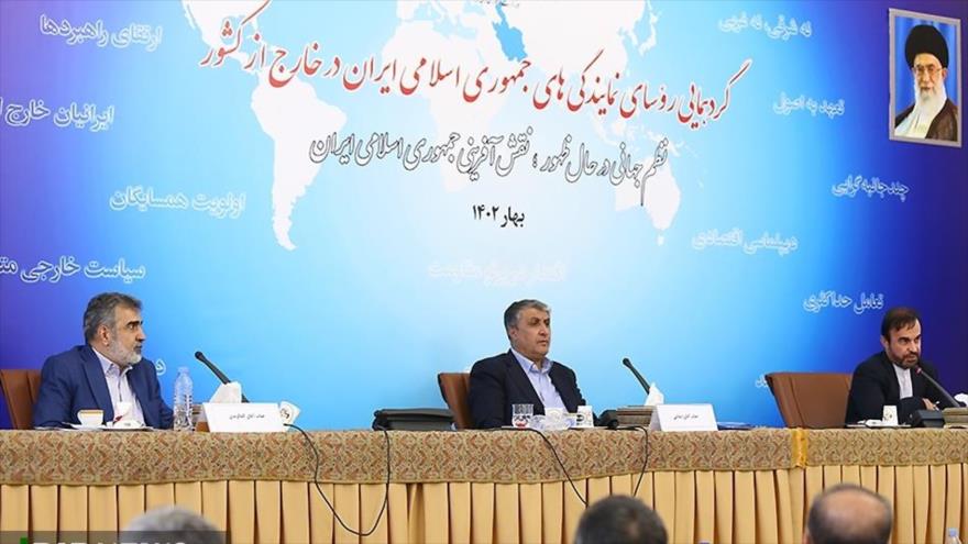 El jefe y el portavoz de la Organización de Energía Atómica de Irán (OEAI), Mohamad Eslami (C) y Behruz Kamalvandi (izda.), en una reunión, Teherán, 21 de mayo de 2023. (Foto: IRIB)