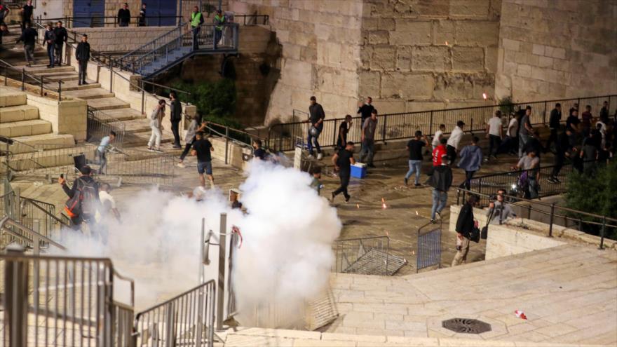 Enfrentamientos entre palestinos y fuerzas israelíes, Al-Quds (Jerusalén), 17 de abril de 2021. (Foto: Reuters)