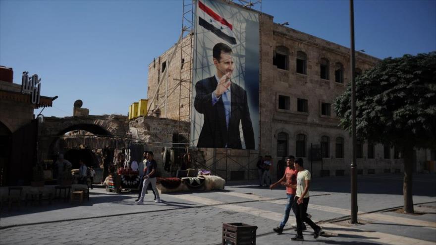 Un póster del presidente sirio, Bashar al-Asad, colocado en el casco antiguo de la ciudad de Alepo, en Siria. (Foto: AFP)