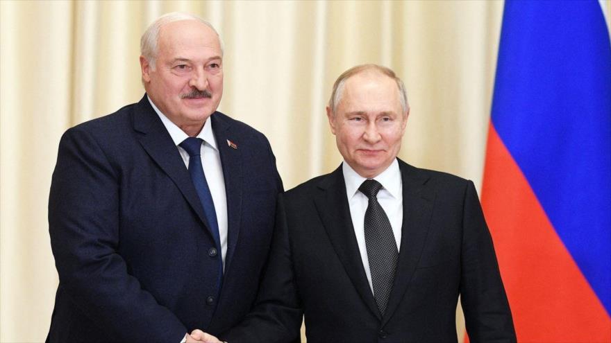 El presidente ruso, Vladímir Putin (dcha.), y su homólogo bielorruso, Alexander Lukashenko.