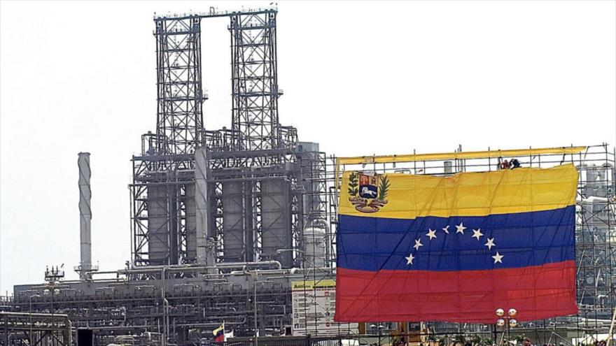 Obras de reconstrucción en curso en una refinería petrolera de Venezuela.