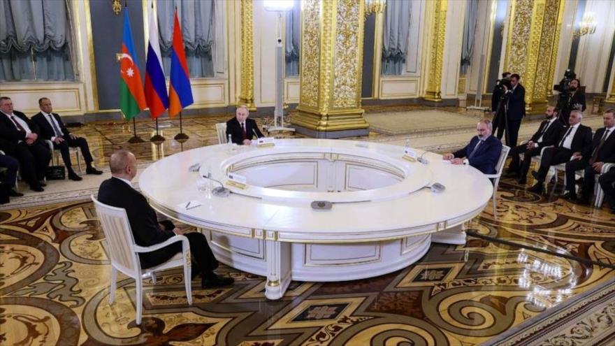 Presidente ruso, Vladímir Putin (centro), su par azerbaiyano, Ilham Aliev (Izq.), y el primer ministro armenio, Nikol Pashinián, en Moscú, Rusia, 25 de mayo de 2023. 
