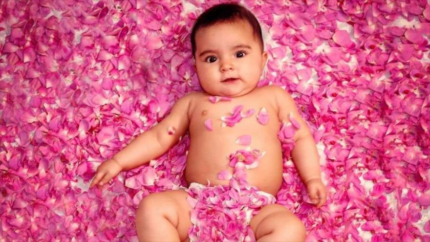 ¿Por qué los persas como tradición enrollan a los niños en flores?