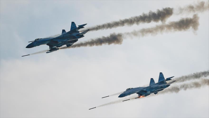 Sujoi Su-35 rusos disparan misiles durante la competencia Aviadarts, en las afueras de Ryazan, 27 de agosto de 2021. (Foto: Reuters)