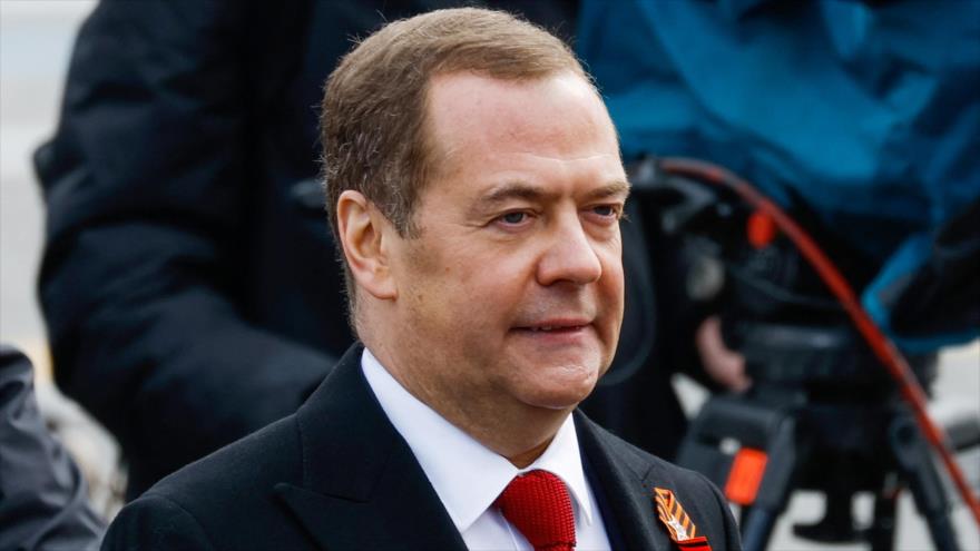 El vicepresidente del Consejo de Seguridad de Rusia, Dimitri Medvedev, asiste a un desfile militar, Moscú, 9 de mayo de 2022. (Foto: Reuters)