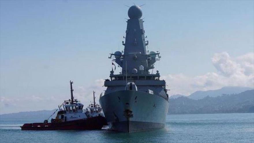 El destructor británico de misiles guiados HMS Defender llega al puerto de Batumi, Georgia, en el Mar Negro, 26 de junio de 2021. (Foto: Reuters)